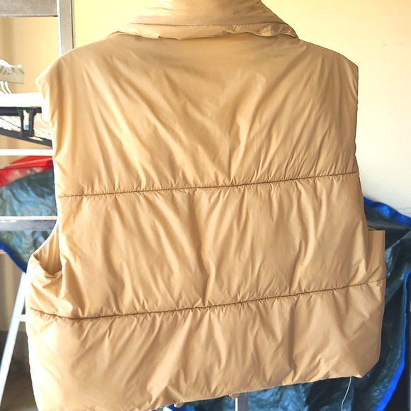 Cropped Quilted Vest - Picture 4 of 5